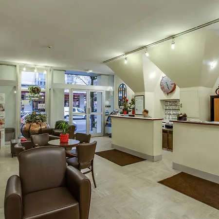 Campanile Centre Gare מלון 3*