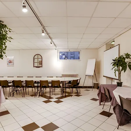 Campanile Centre Gare מלון 3*